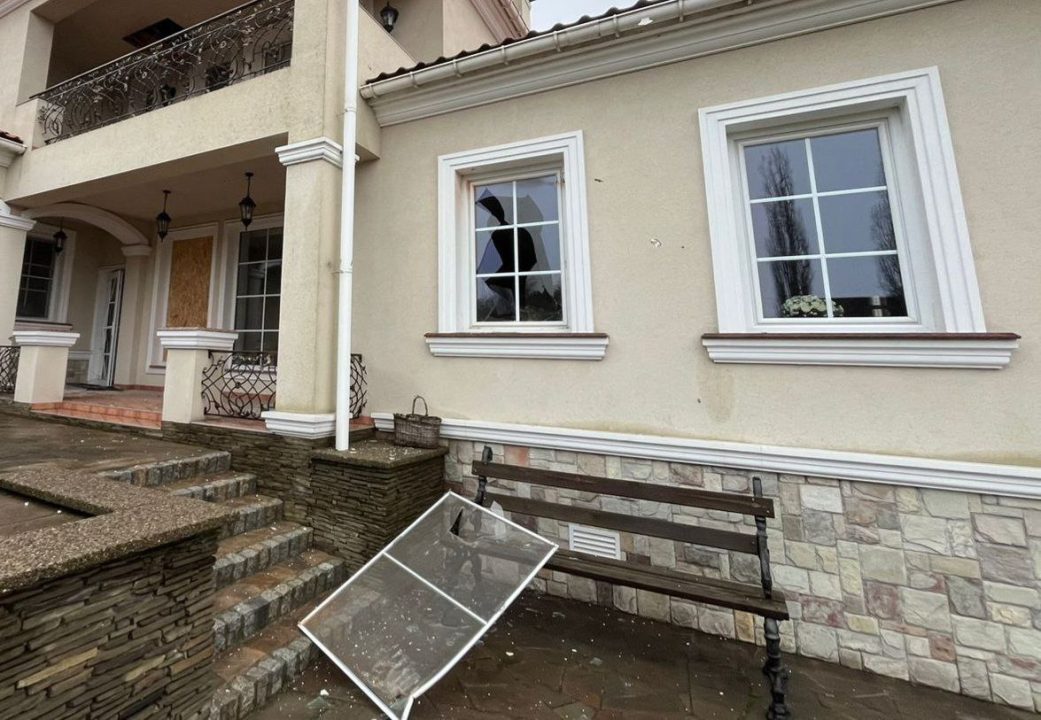 Окупанти з важкої артилерії обстріляли Нікопольщину: пошкоджені будинки, газогін та ЛЕП - рис. 1