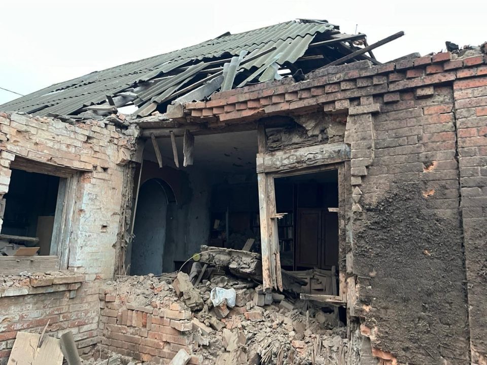 Оккупанты из тяжелой артиллерии обстреляли Никопольщину: повреждены дома, газопровод и ЛЭП - рис. 2