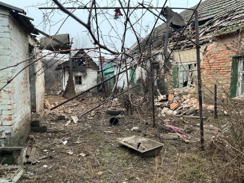 Оккупанты из тяжелой артиллерии обстреляли Никопольщину: повреждены дома, газопровод и ЛЭП - рис. 4