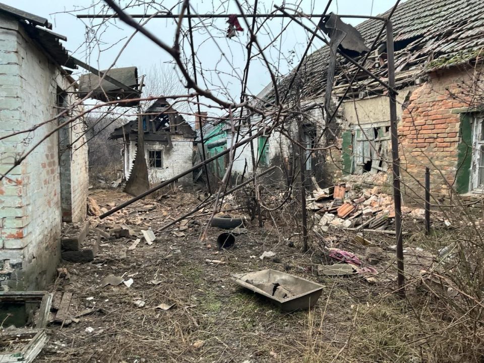 Окупанти з важкої артилерії обстріляли Нікопольщину: пошкоджені будинки, газогін та ЛЕП - рис. 4