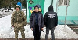 Уродженець Дніпропетровщини сховав паспорт у боксі з їжею, аби втекти за кордон