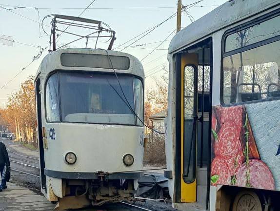 В Днепре на улице Героев УПА трамвай сошел с рельсов: изменено движение транспорта - рис. 1