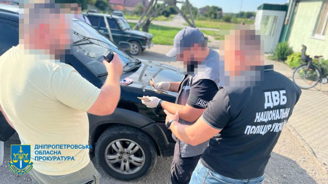 На Дніпропетровщині поліцейський щомісяця вимагав хабарі у лісничого