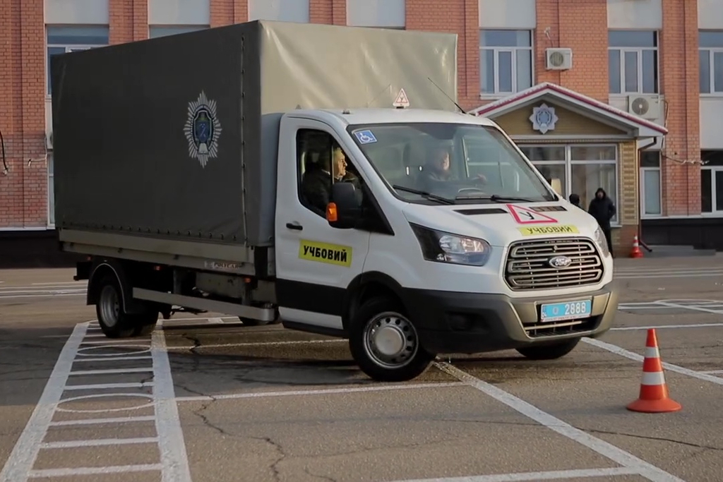 У Дніпрі відкрили автошколу де вчать людей з інвалідністю керувати вантажівками