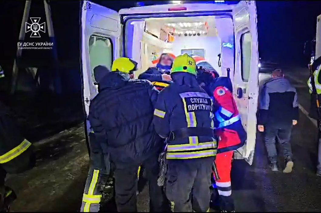 На Дніпропетровщині зіткнулися дві вантажівки та легковик: є постраждалі - рис. 2