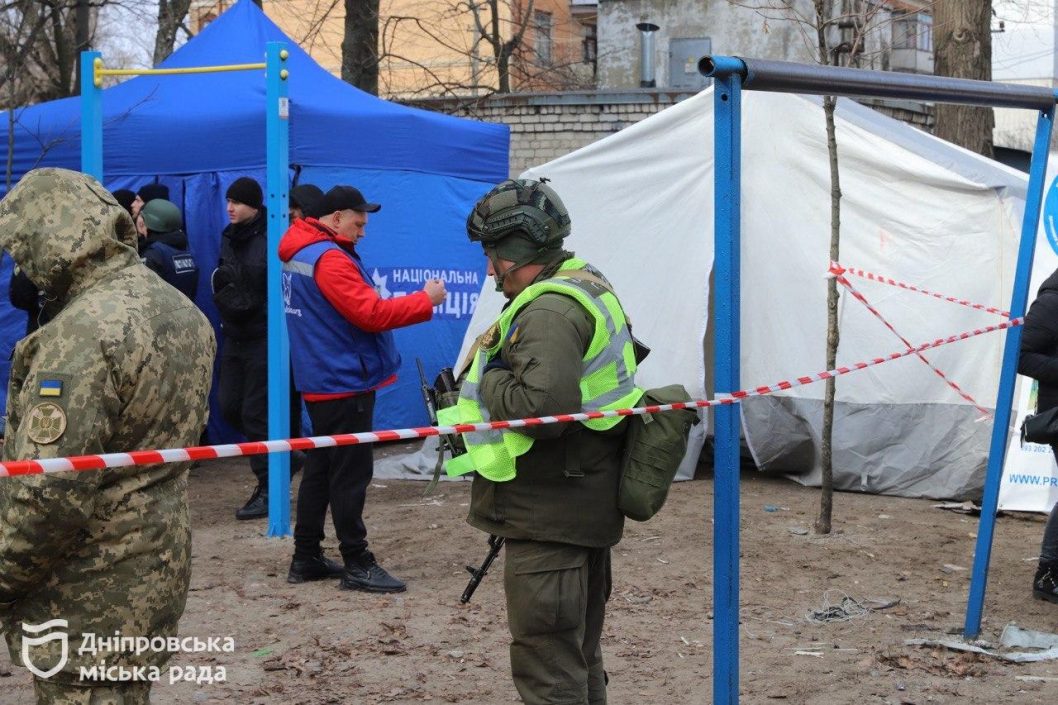 На місці російського удару по будинку у Дніпрі фахівці з'ясовують, чи потрібне відселення всіх мешканців - рис. 3