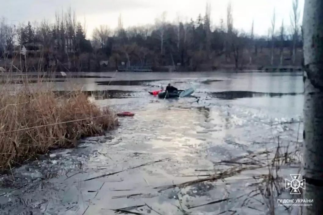 На Дніпропетровщині рибалка провалився під лід: чоловіка врятувати не вдалось - рис. 1