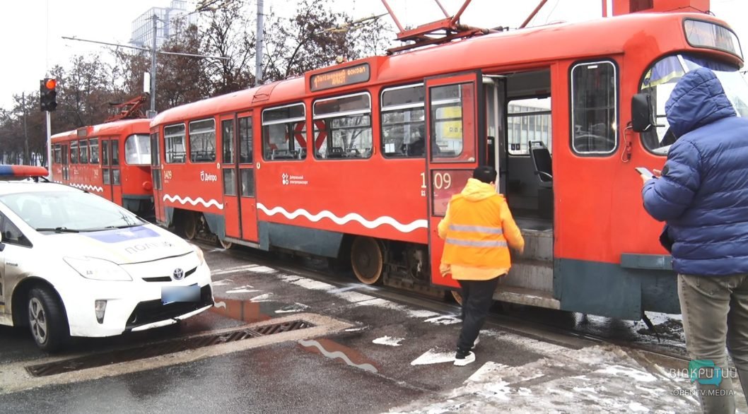 У Дніпрі трамвай зіштовхнувся з легковиком, рух заблоковано