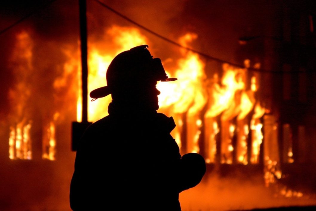 На Днепропетровщине во время пожара в квартире мужчина получил ожоги - рис. 1