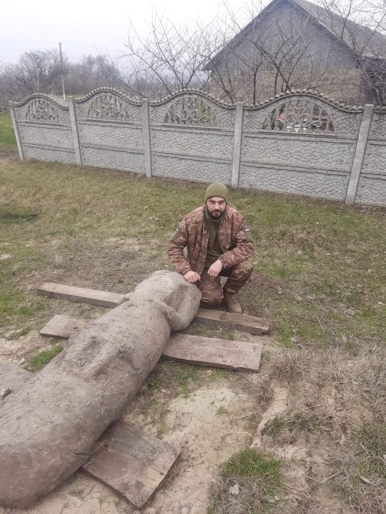 До Дніпра евакуювали кам'яну бабу скіфських часів, яку знайшли на передовій - рис. 1