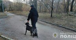 Поліцейський з Дніпра врятував з-під обстрілів собаку та забрав у свою родину