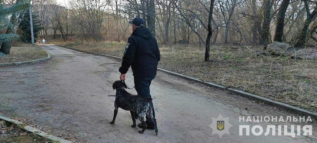 Поліцейський з Дніпра врятував з-під обстрілів собаку та забрав у свою родину