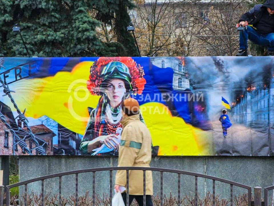 В Днепропетровской области устанавили патриотический баннер вместо памятника с изображением советских солдат - рис. 1