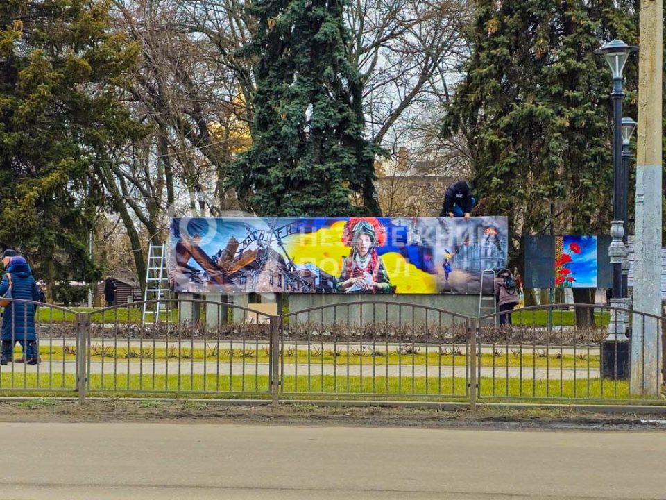 В Днепропетровской области устанавили патриотический баннер вместо памятника с изображением советских солдат - рис. 2