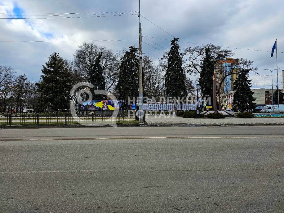 В Днепропетровской области устанавили патриотический баннер вместо памятника с изображением советских солдат - рис. 3