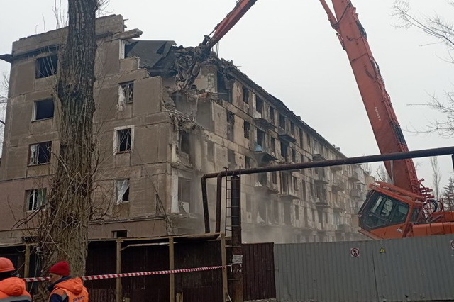 На Дніпропетровщині демонтують будинок, в який влучила російська ракета