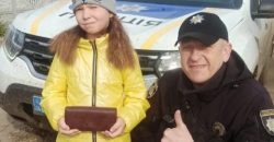 На Дніпропетровщині 7-річна дівчинка знайшла у парку повний гаманець грошей і віднесла його до поліції - рис. 2