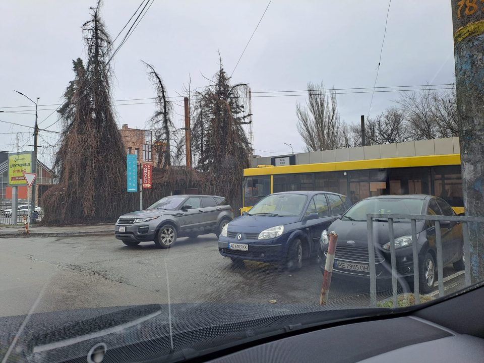 У Дніпрі Range Rover заблокував рух міського транспорту