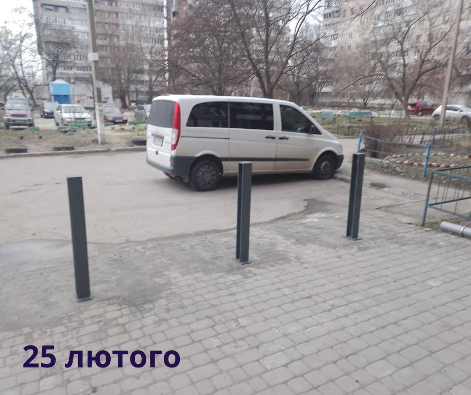 У Дніпрі невідомі понівечили нещодавно установлені антипаркувальні стовпчики