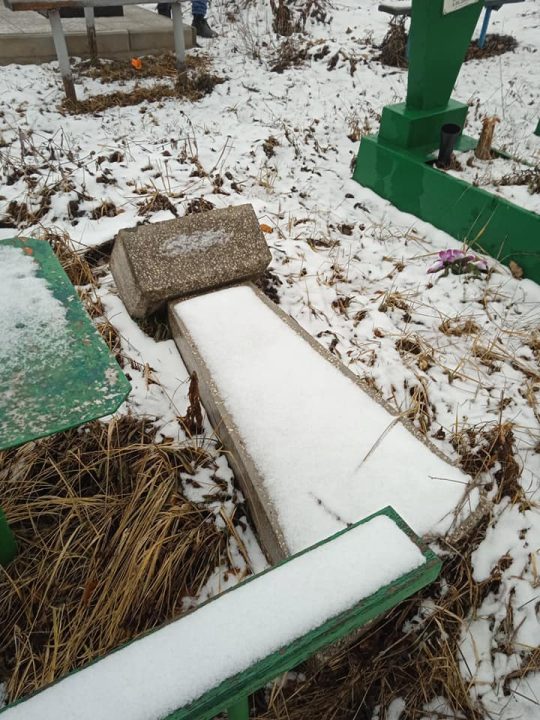 У Дніпрі вандали знищують пам'ятники на кладовищі