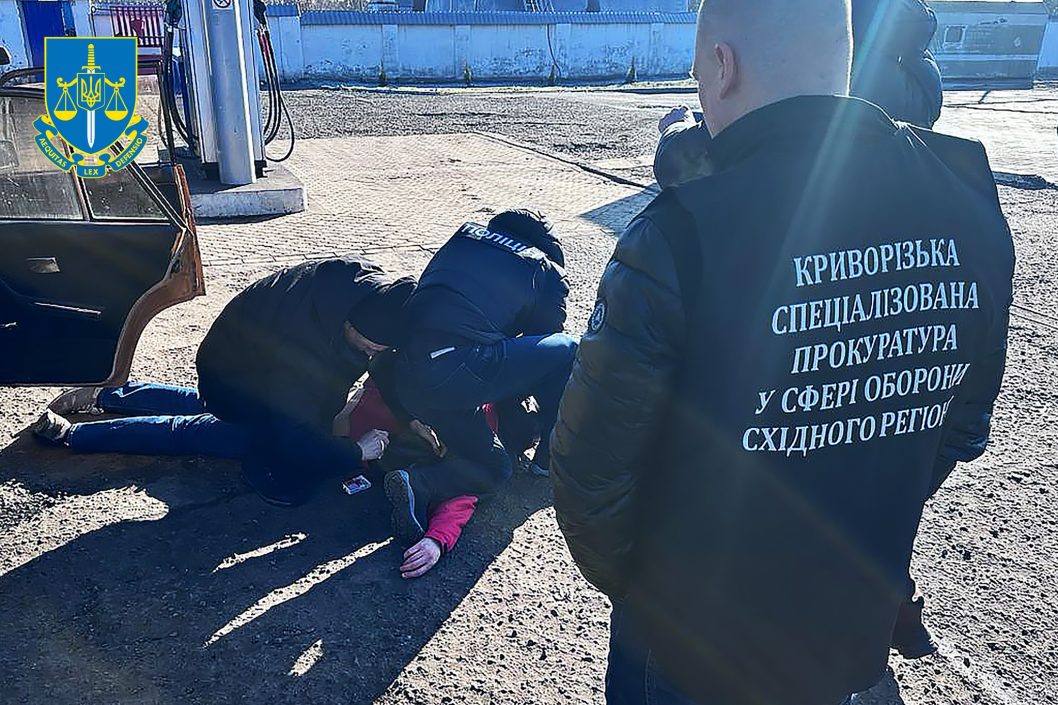 На Дніпропетровщині затримали військовослужбовця за збут зброї