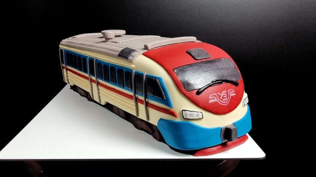 Дніпровський кондитер виготовив торт у вигляді потяга
