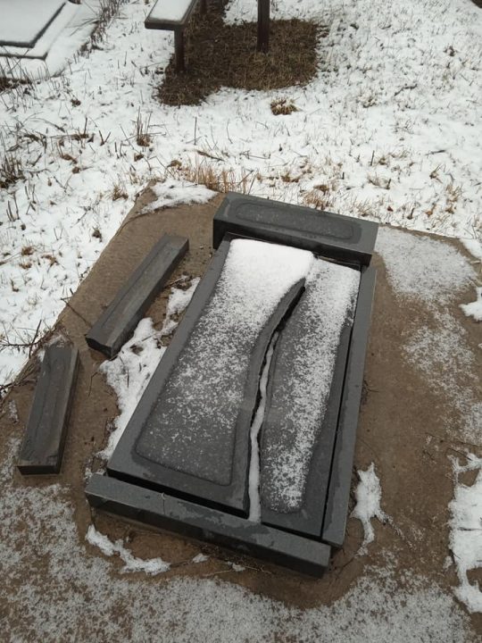 У Дніпрі вандали знищують пам'ятники на кладовищі