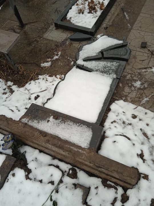 У Дніпрі вандали знищують пам'ятники на кладовищі