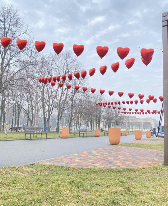 У Дніпрі до Дня закоханих прикрасили сквер