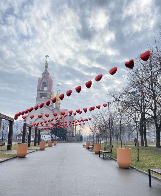 У Дніпрі до Дня закоханих прикрасили сквер