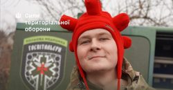 В 128-й бригаде ТрО из Днепра работает фельдшер в красной шапке - рис. 1