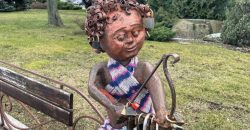 Пора утеплиться: в Днепре на набережной надели шарф на Купидона - рис. 8