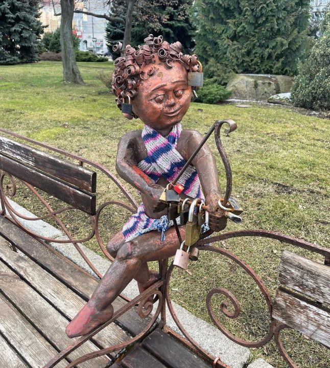 У Дніпрі невідомі одягнули купідона на набережній