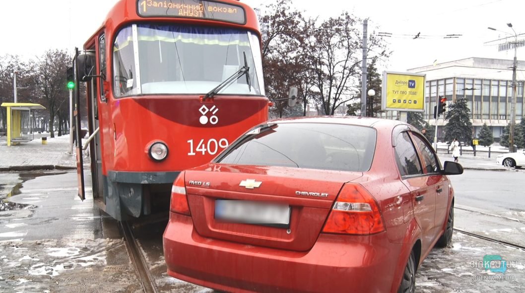 В Днепре трамвай столкнулся с легковушкой, движение заблокировано - рис. 2