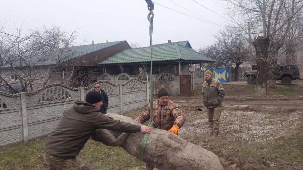 До Дніпра евакуювали кам'яну бабу скіфських часів, яку знайшли на передовій - рис. 3