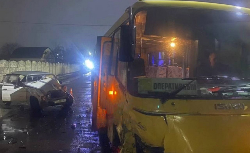 На Дніпропетровщині п'яний водій ВАЗ протаранив маршрутку і втік з місця ДТП