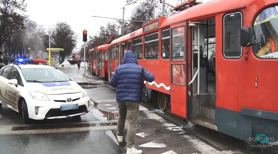 В Днепре трамвай столкнулся с легковушкой, движение заблокировано - рис. 5