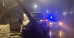 У Дніпрі п'яний водій Mercedes протаранив бетонний стовп та втік з місця аварії