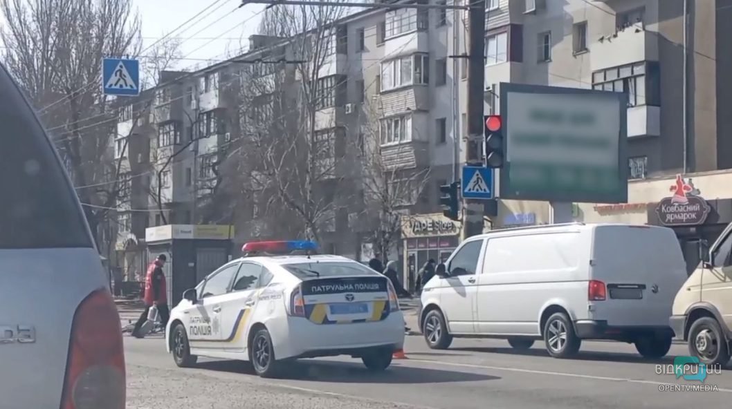 В Днепре на Слобожанском проспекте грузовик сбил велосипедиста: движение затруднено - рис. 1