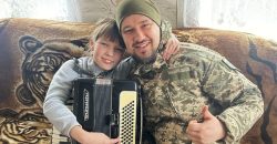 Боєць 128 бригади ТрО з Дніпропетровщини подарував акордеон вихованцям прифронтової музичної школи