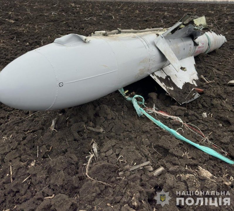 Упала в поле и могла взорваться: в Днепропетровской области нашли неразорванную ракету оккупантов - рис. 1