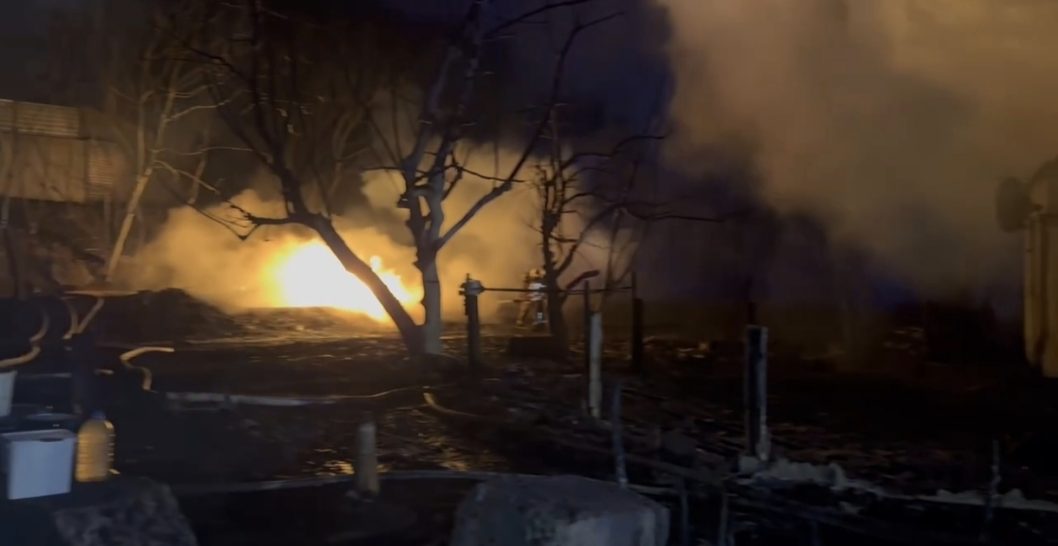 Российские террористы нанесли удар по АЗС в Харькове: горят не менее 14 домов - рис. 2