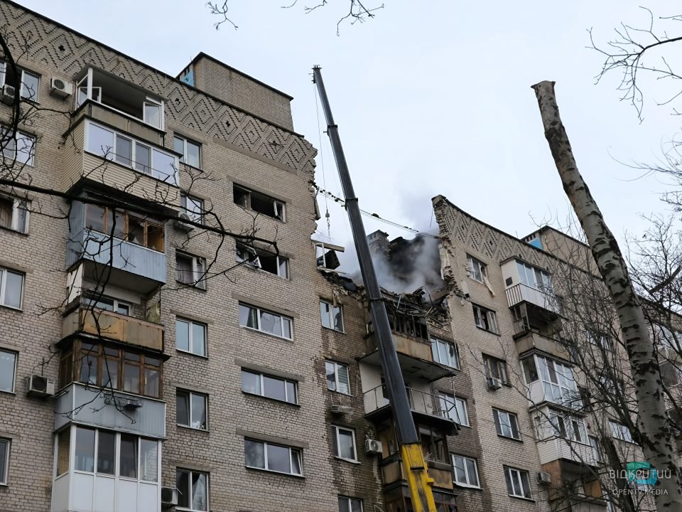 Разрушены два этажа дома, есть пострадавшие: последствия атаки оккупантов по Днепру - рис. 2