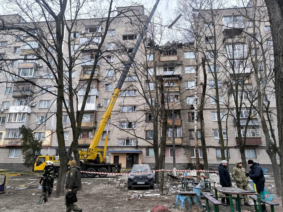 Разрушены два этажа дома, есть пострадавшие: последствия атаки оккупантов по Днепру - рис. 1