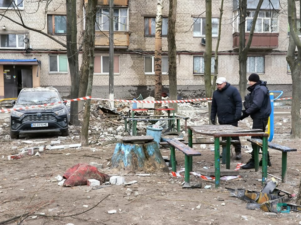 Разрушены два этажа дома, есть пострадавшие: последствия атаки оккупантов по Днепру - рис. 3