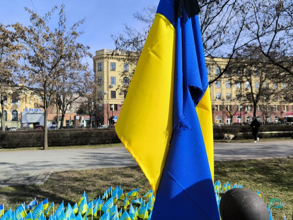 У середмісті Дніпра хулігани порізали державний прапор України