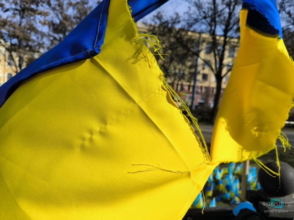 У середмісті Дніпра хулігани порізали державний прапор України - рис. 1