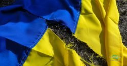 У середмісті Дніпра хулігани порізали державний прапор України