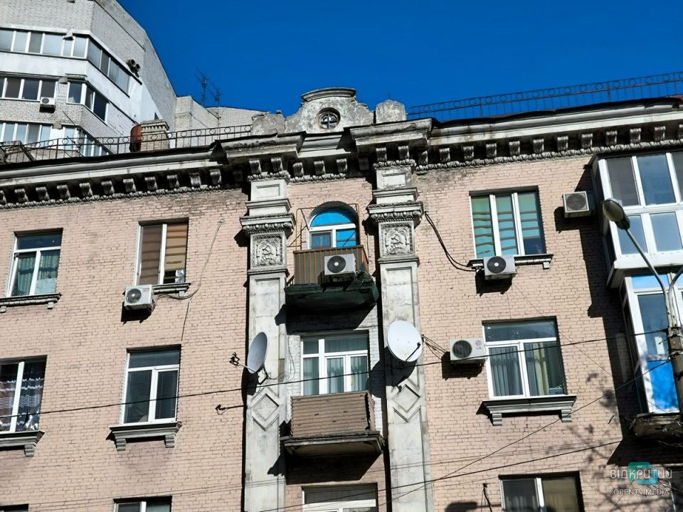 В центре Днепра на фасаде дома заметили советскую символику - рис. 3
