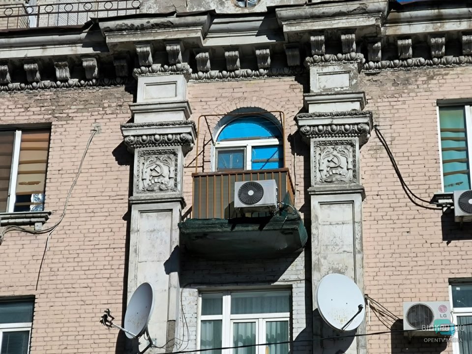 В центре Днепра на фасаде дома заметили советскую символику - рис. 1